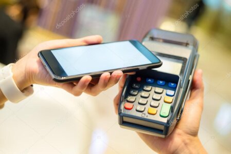 Cliente che riceve una nuova SIM per il proprio smartphone al banco di un centro servizi