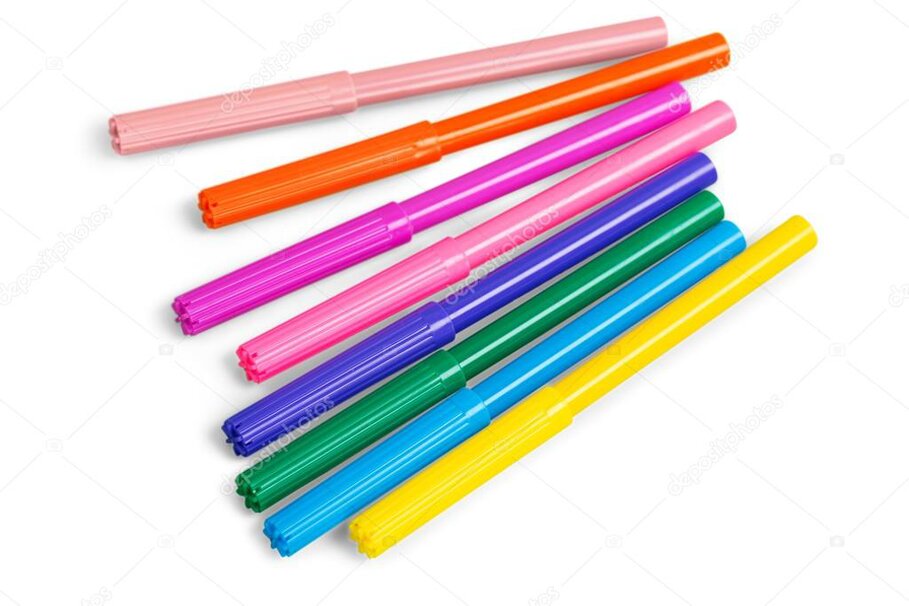 Set di colori e pennarelli disposti vicino a un blocco da disegno