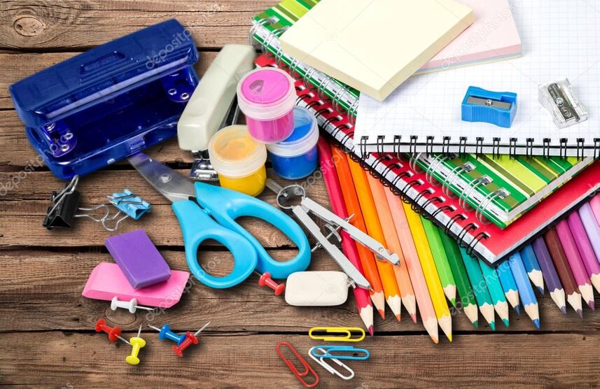 Set di penne, matite e gomma su un quaderno