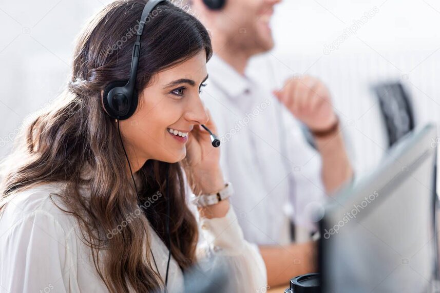 Cliente assistito al computer per un servizio digitale