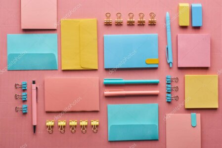 Articoli di cartoleria e materiale per ufficio ordinati su un tavolo