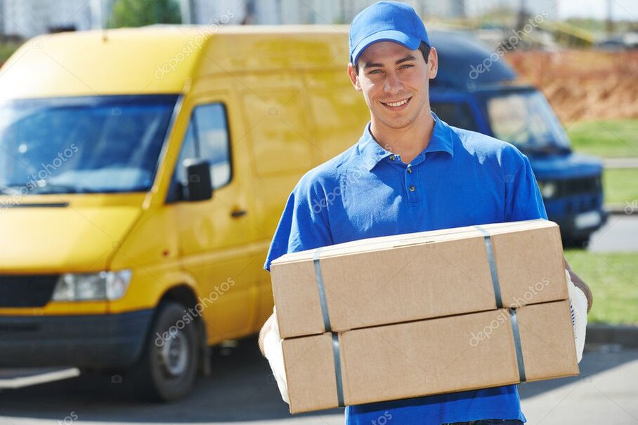 Corriere che consegna un pacco a un cliente sorridente