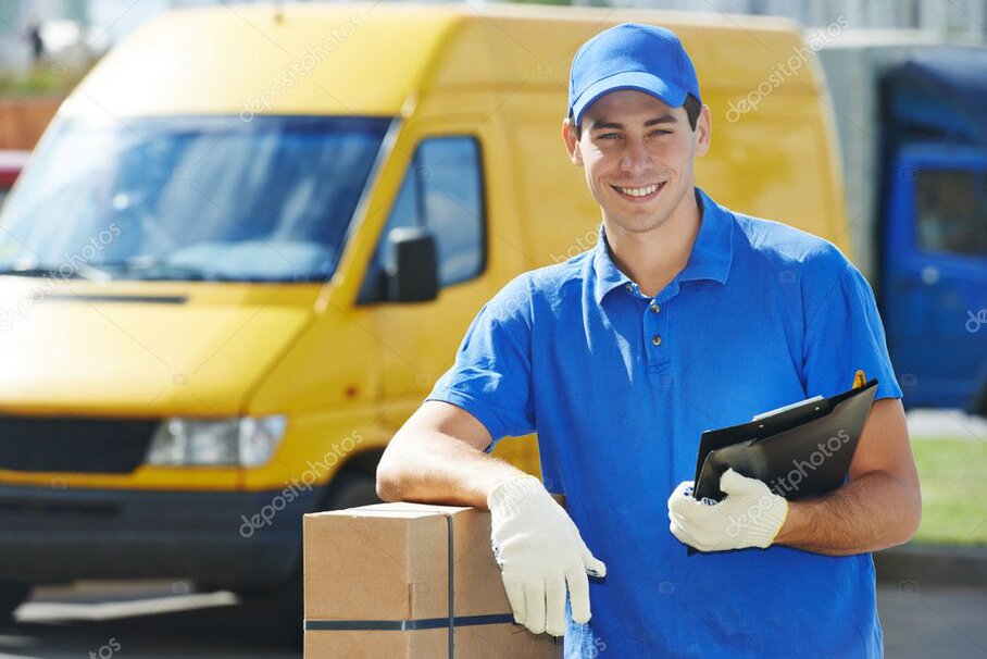 Corriere che consegna un pacco a un cliente sorridente