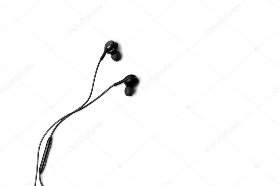 Cuffie appoggiate vicino a un computer portatile