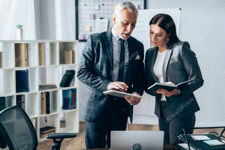 Professionista che discute servizi digitali con un consulente in ufficio
