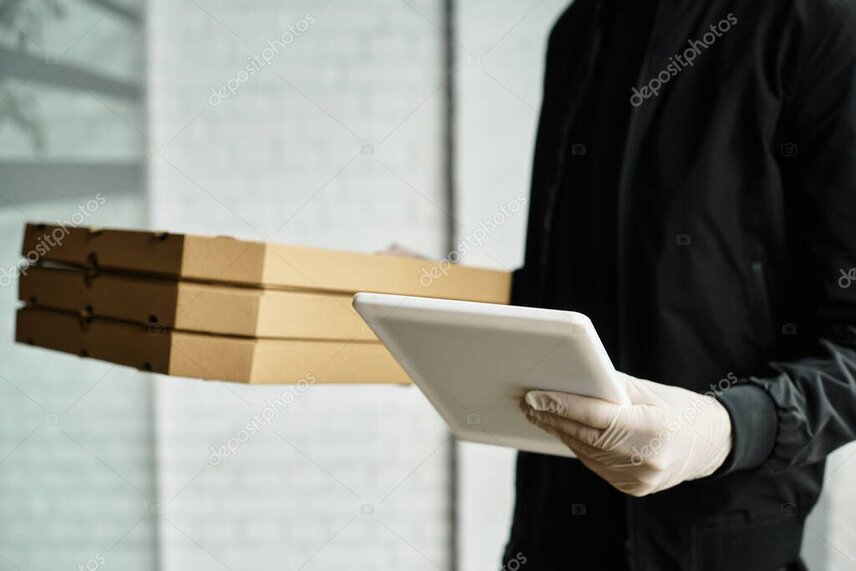 Operatore che gestisce buste e pacchi su un banco postale