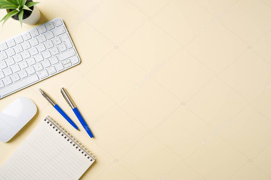 Accessori informatici vari disposti su una scrivania