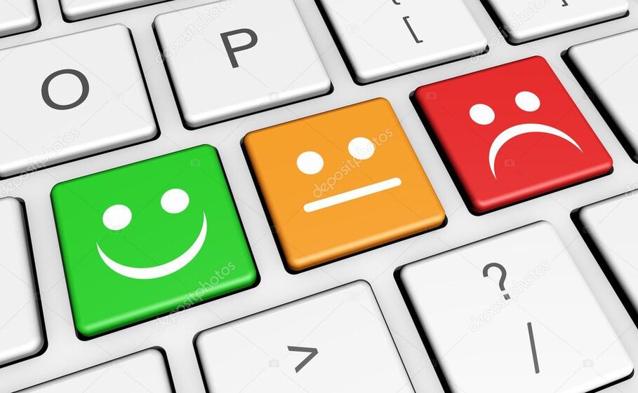 Operatore che aiuta un cliente al computer per un servizio digitale