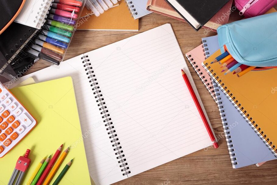 Astuccio scolastico aperto con penne e matite all’interno